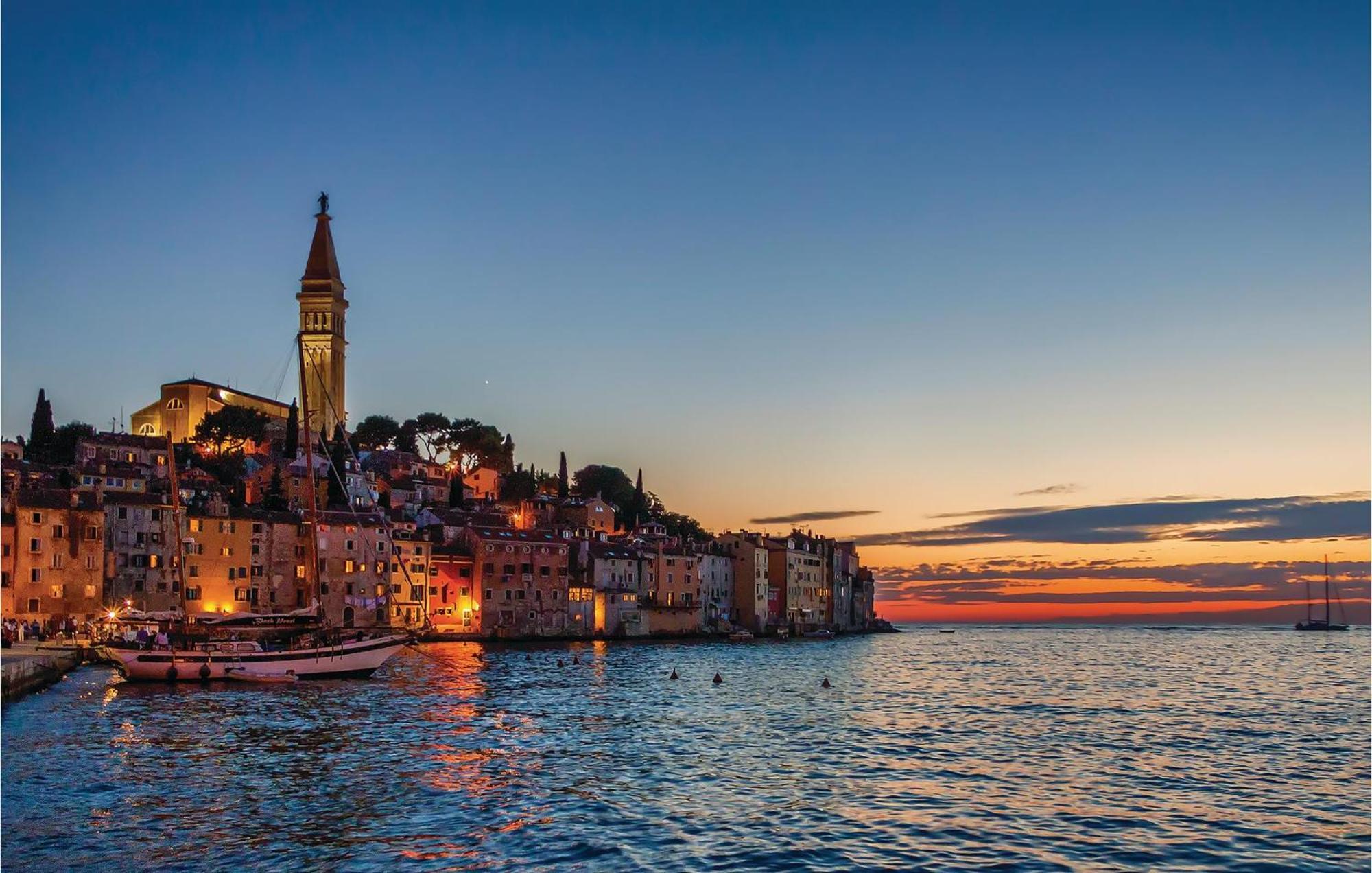 Lovely Apartment In Rovinj With Kitchen Kültér fotó